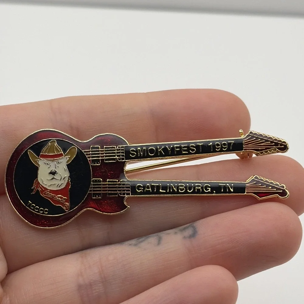 1997 Coca-Cola Collectors Club Smokeyfest Gatlinburg TN Guitar Lapel Hat Pin